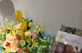 かわいいお花と3月のチラシの写真