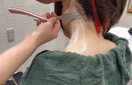 新生活前のうなじシェービング施術風景（個室・女性理容師・オーファ）