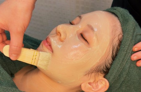 ゆらぎ肌にもおすすめのお顔そり後のアルゲパック施術